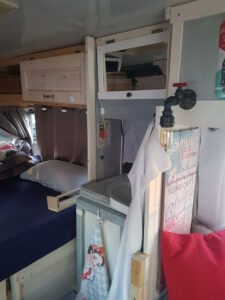 kleiner Camper Bus mit Bad